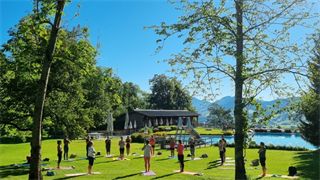 Sommer Yoga im Schwimmbad Schwarzenberg